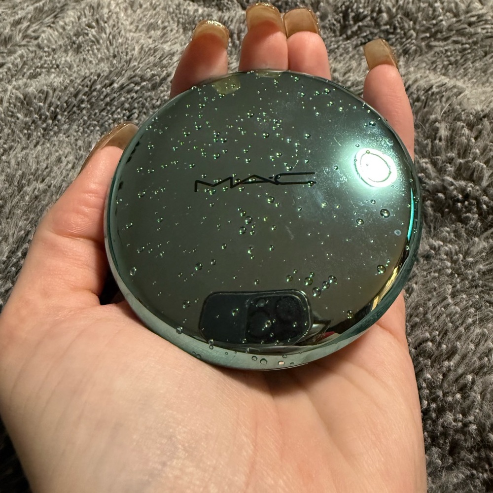 BNWOB MAC Cosmetics Bronzing Powder in Refined Golden - Discontinued